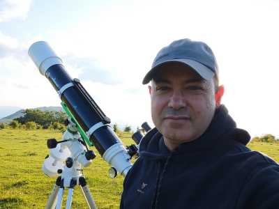 Sono gli �astrofili�, appassionati dell�osservazione della volta celeste che, in mancanza di osservatori e luoghi appositamente attrezzati, si dotano della strumentazione adatta per andare tutti insieme a �rimirar le stelle�